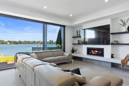 The Black Pelican On Lake Mulwala Villa Yarrawonga Exterior photo