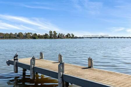 The Black Pelican On Lake Mulwala Villa Yarrawonga Exterior photo